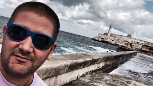 El cocinero Dani Garc&iacute;a con el malec&oacute;n de La Habana al fondo.
