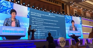 La Secretaria General de la OACI, la Dra. Fang Liu, se dirige a una amplia asistencia de profesionales y l&iacute;deres en la Segunda Cumbre Mundial de Profesionales de Aviaci&oacute;n (NGAP / 2) de la OACI en Shenzhen, China.