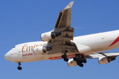 Emirates SkyCargo aument&oacute; el tonelaje transportado durante 2012 en un 16%, y alcanz&oacute; las 2,1 millones de toneladas en un mercado en contracci&oacute;n. La filial de cargas contribuy&oacute; con un 15% de los ingresos de transporte totales del grupo. Al final del ejercicio, Emirates SkyCargo dispon&iacute;a de una flota de 10 aviones, 8 en arrendamiento operativo y dos en arrendamiento con tripulaci&oacute;n.