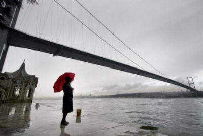  El puente del B&oacute;sforo y el gran estrecho de Estambul, desde el palacio de Beylerbeyi.- SANTI BURGOS