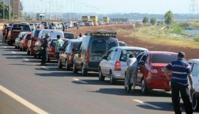 Largas colas de veh&iacute;culos a diario se registran del lado paraguayo y argentino.