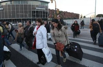 A la salida del Buquebus, un grupo de turistas de la vecina orilla llegan a la ciudad.