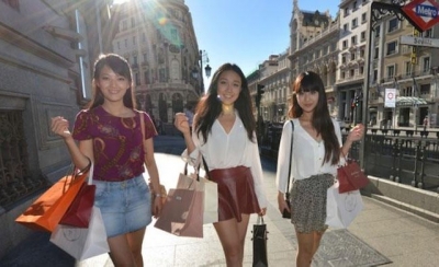 Un grupo de turistas chinas pasea por el centro de Madrid.