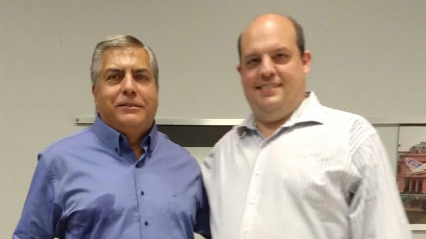 Pablo Ceriani (de camisa blanca) junto a Ricardo Cirielli, secretario general de la Asociaci&oacute;n del Personal T&eacute;cnico Aeron&aacute;utico.