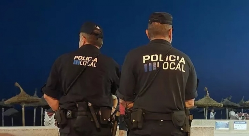 Dos agentes de la Policía Local de Palma (Mallorca) vigilando una playa.