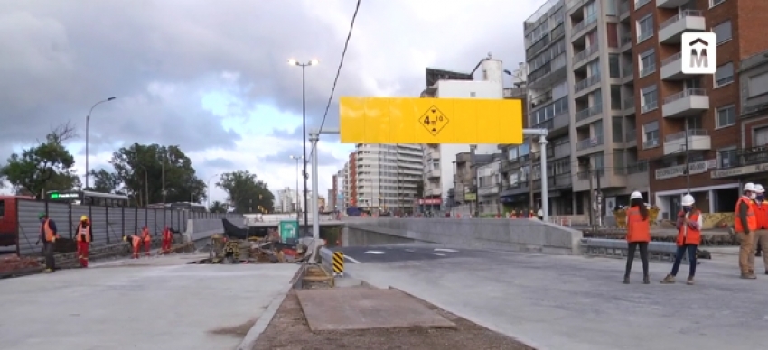 Insólito: la altura del túnel de Avenida Italia en Montevideo ¡no permite que pasen los buses &quot;doble piso&quot;!!