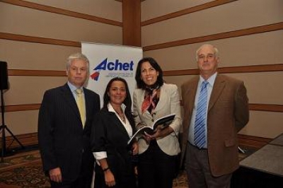 Guillermo Correa, presidente; Lorena Arriagada, secretaria general y Rudy Roth, vicepresidente ACHET junto a Jacqueline Plass, Subsecretaria de Turismo en la entrega del Manual 