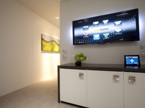 Grandes pantallas táctiles ofrecen multiples servicios en forma interactiva