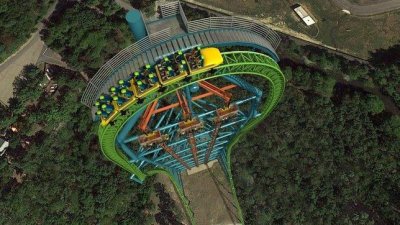 Una imagen de la lanzadera Zumanjaro (los tres vagones en paralelo) y de Kingda Ka, la montaña más alta del mundo, en la misma estructura.