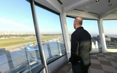 El ministro de Transporte de la Naci&oacute;n, Guillermo Dietrich, visitando la nueva torre de control de Aeroparque.