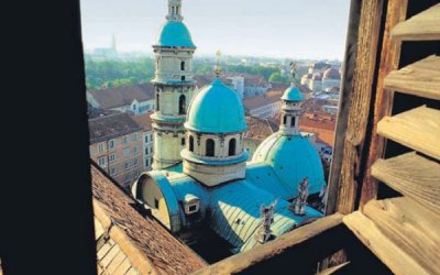Desde la parte más alta de la Catedral de Graz puede ver en primer término el antiguo mausoleo, donde están enterrados personajes ilustres e importantes familias de esta región austríaca. 