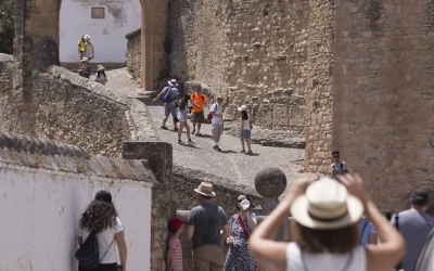 Un grupo de turistas pasean por las calles de Ronda.