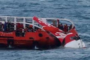 Sacan a superficie la secci&oacute;n de cola del avi&oacute;n de AirAsia sin cajas negras
