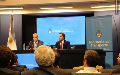 Guillermo Dietrich y Gonzalo M&oacute;rtola anunciando la reducci&oacute;n de tarifas para los cruceros.