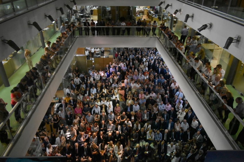 El edificio del MINTUR colapsado por una multitud en la asunción de Germán Cardoso y su equipo