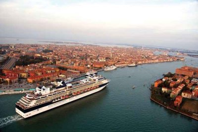 Royal Caribbean Cruises vender&aacute; al Celebrity Century a Ctrip