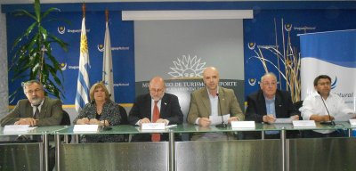 Francisco Rodriguez, Secretario AHRU; María Sara Ribeiro, Intendenta Interina de Montevideo; Juan Martinez, Presidente AHRU; Antonio Carámbula, Ministro Interino de Turismo; Walter Sobrero, Presidente CIHTU; Alejandro D&#039;Elia, Secretario CIHTU.