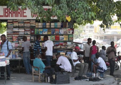 En las calles de Puerto Principe ventas informal de libros en las aceras.