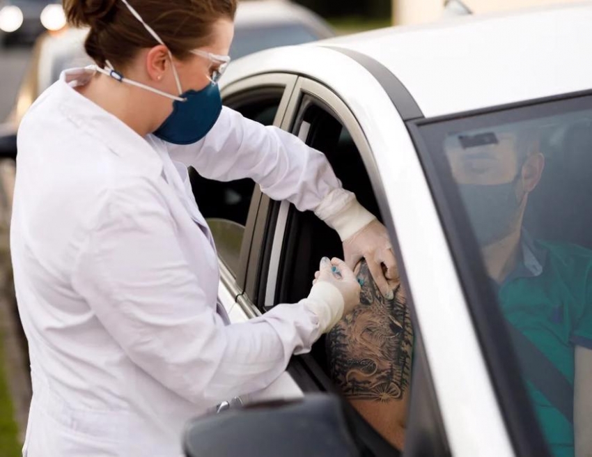 Persona que recibe la vacuna Covid-19 en su autom&oacute;vil