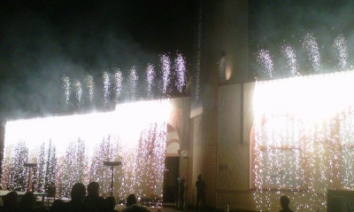La fachada principal del Museo Oceanográfico, en momentos en que se logra un efecto especial que asemejaba una catarata dorada, mientras se presentaba un cuadro acrobático y al final fuegos artificiales.