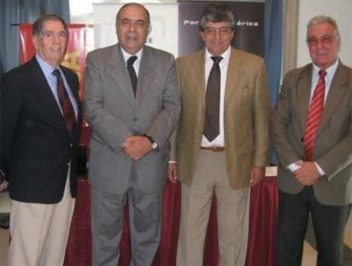 En diciembre de 2009,  Acerenza ya nos hab&iacute;a dado una charla magistral. En la foto, junto al Ministro H&eacute;ctor Lescano; nuestro director  y al Contador Fernando Mier