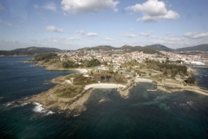 Vista de Punta Balea (Cangas), con la antigua ballenera