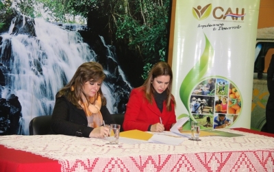La ministra Marcela Bacigalupo y la presidenta del CAH, Amanda Le&oacute;n, durante la firma del acuerdo.