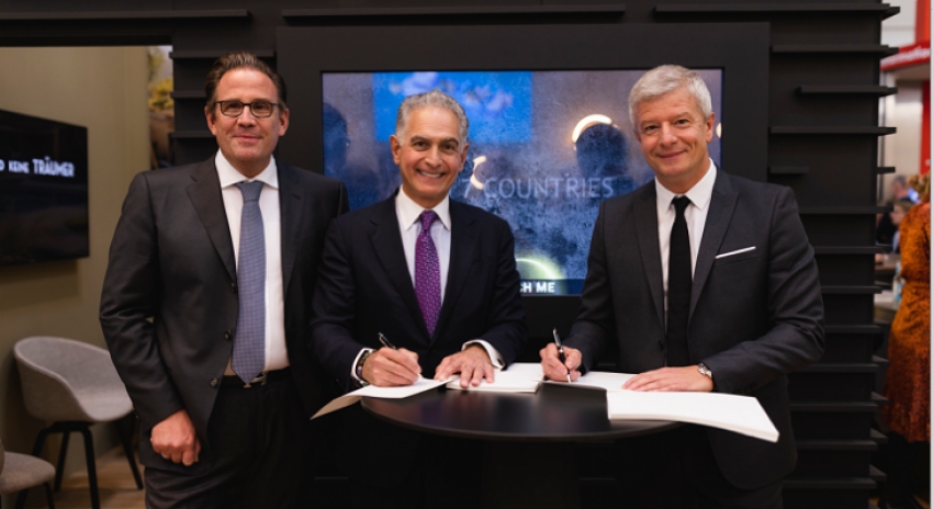 Frank Lindner (CTO Lindner Hotels AG), Mark S. Hoplamazian (CEO Hyatt) y Arno Schwalie (CEO Lindner Hotels AG).