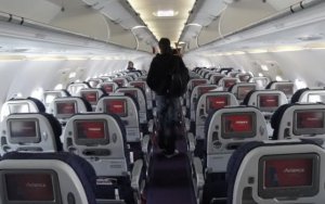El interior de un avi&oacute;n A320.