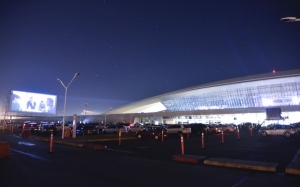 El parking del Aeropuerto de Carrasco se convierte en un autocine