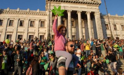 Uruguay es el primer pa&iacute;s del mundo en legalizar la marihuana.