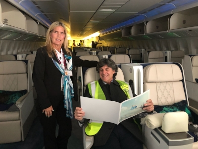 Fernando Riva, director de Hiper Viajes prueba los asientos del Boeing 777 de Crystal que lleva a la selecci&oacute;n a Rusia