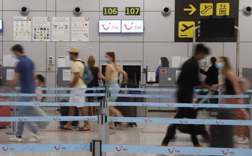 Turistas alemanes en el aeropuerto de Mallorca, el pasado verano.