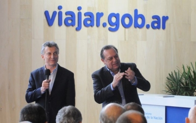 El presidente Mauricio Macri y el secretario de Turismo Gustavo Santos en la Feria Internacional de Turismo.