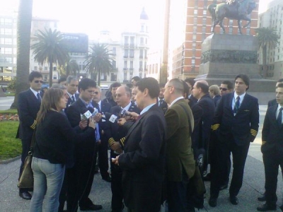 El Comandante Francisco Mazzilli, Presidente de ACIPLA declara ante la prensa en la Plaza Independencia, frente a la sede del gobierno en la Torre Ejecutiva, donde minutos antes se había realizado la conferencia de prensa por la suspensión de la subasta.