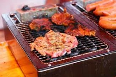 Rusia celebr&oacute; inicio de temporada estival con parrilla de carnes uruguayas al aire libre