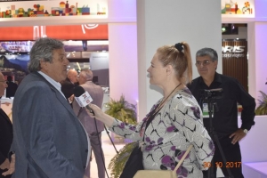 Adriana Exposito entrevistando a Enrique Antia en la FIT.