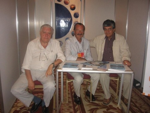 Buscando en el archivo una foto de Argul para ilustrar este art&iacute;culo encontramos &eacute;sta. Entre &eacute;l y Herrera rodean a Mart&iacute;n Rossani en su stand de la primera edici&oacute;n del Punta Travel Show, idea original de Perucho Argul que...