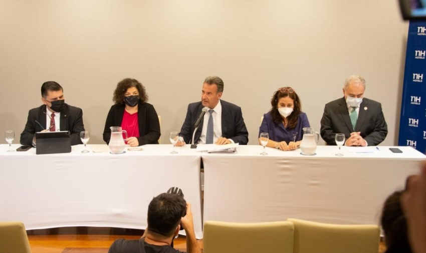 Autoridades en reuni&oacute;n