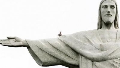 Lee Thompson, en la zona m&aacute;s elevada de la estatua