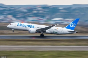 Los pasajeros del vuelo de Air Europa afectado por turbulencias aterrizaron en Montevideo (Uruguay)