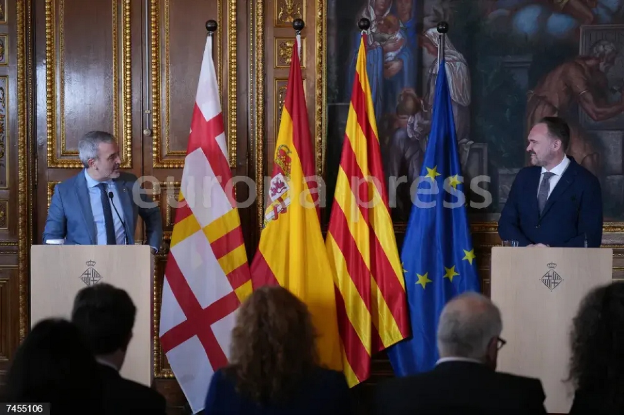 El comisario europeo de Vivienda ve con buenos ojos limitar pisos tur&iacute;sticos y fijar zonas tensionadas