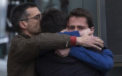 Familiares de las víctimas del vuelo 9535 de Germanwings se consuelan en el aeropuerto de Barcelona.