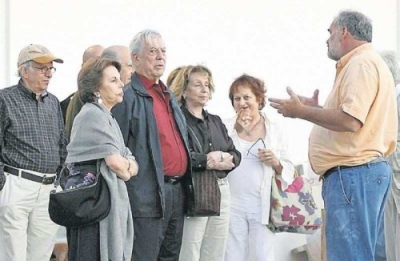 Vargas Llosa en Punta del Este, visit&oacute; el Parque de las Esculturas de Atchugarry