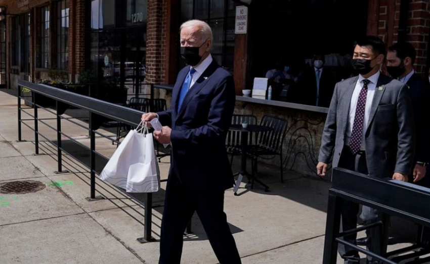 El presidente Joe Biden abandona el restaurante Taqueria Las Gemelas, el 5 de mayo de 2021, en Washington. 