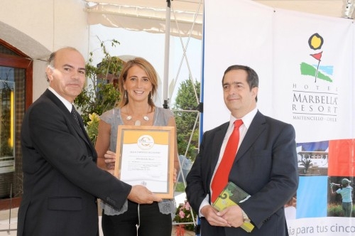 El Ministro Regional de Economía de Valparaíso, Mauricio Silva Malig, en el momento de hacer entrega de la certificación a la Gerente General del  Hotel Marbella Resort, Soledad Santibáñez von Saint George, junto al Director Regional de Turismo (S), Región de Valparaíso, Javier Gómez Monsalves