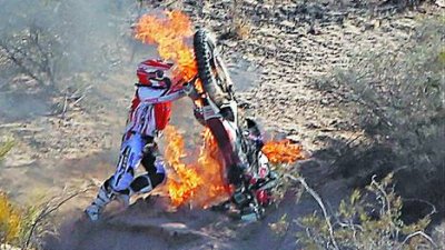 Fuego. Uno de los momentos más dramáticos de la versión 2014 del Dakar. El portugués Gonçalves trata de apagar el incendio de su moto. Fue entre Chilecito y San Miguel, en la etapa más dura.