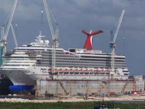 L&iacute;neas de cruceros gastan millones para mantener sus buques al d&iacute;a