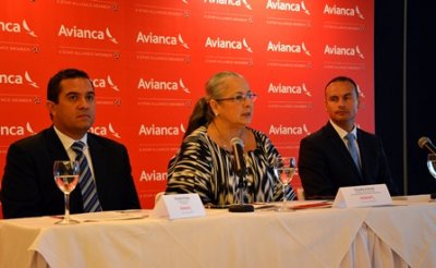 Ejecutivos de Avianca, de izquierda a derecha: Ernesto Prieto, Gerente de Ventas El Salvador; Claudia Arenas, Directora Internacional de Comunicaciones y Asuntos Corporativos, y Danilo Correa, Director Comercial Centroam&eacute;rica, M&eacute;xico y el Caribe.
