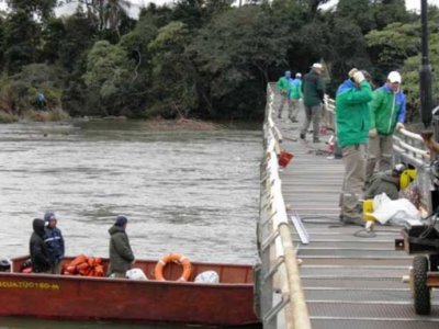 Cataratas: T&eacute;cnicos del INTI y Parques Nacionales inspeccionan la pasarela
